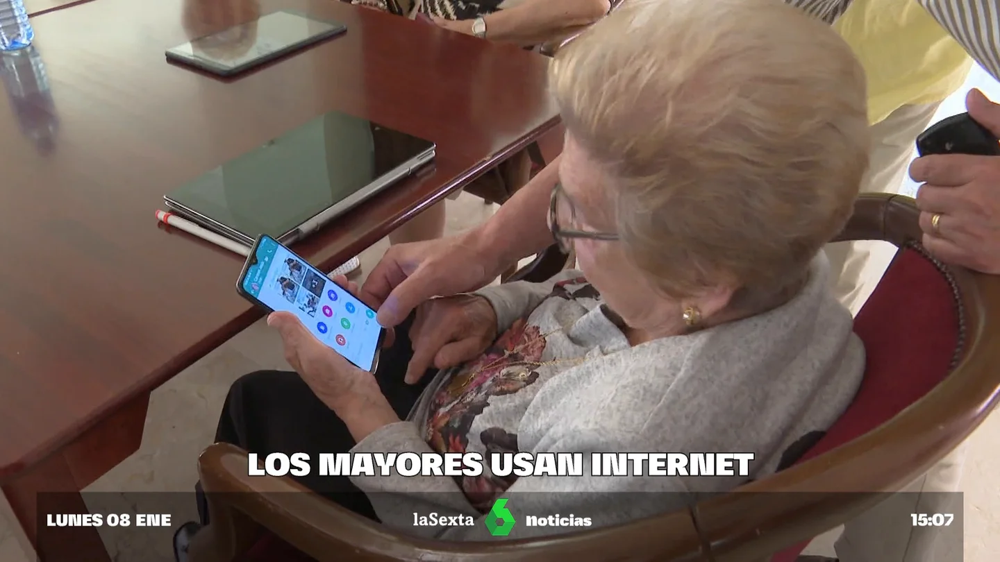 Una mujer mayor usando su móvil eva mayores