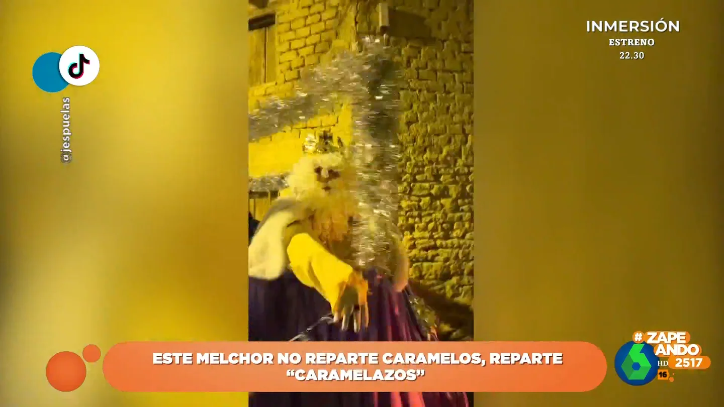 El 'caramelazo' del rey Melchor a una cámara en plena cabalgata de Reyes En su análisis de los momentos más surrealistas de la cabalgata de los Reyes Magos, Zapeando se encuentra con un Melchor que saca a relucir su peor carácter. La reacción del monarca de Oriente a 'caramelazo' limpio, en este vídeo.