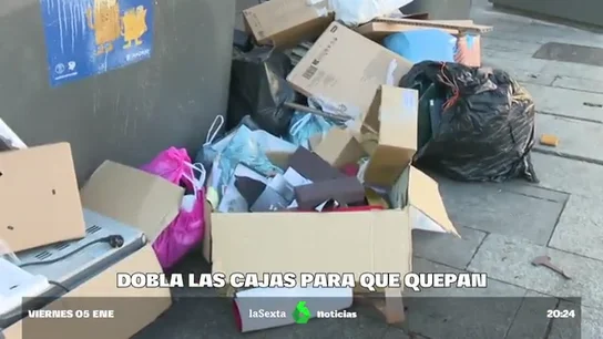 Así es como tienes que doblar el cartón para que quepa en el contenedor azul: ¡no lo dejes en el suelo! Así es como tienes que doblar el cartón para que quepa en el contenedor azul: ¡no lo dejes en el suelo!