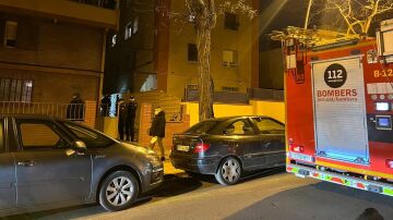 Los Mossos trabajan con los Bombers de Barcelona en este domicilio por una "fuerte concentración de gas".