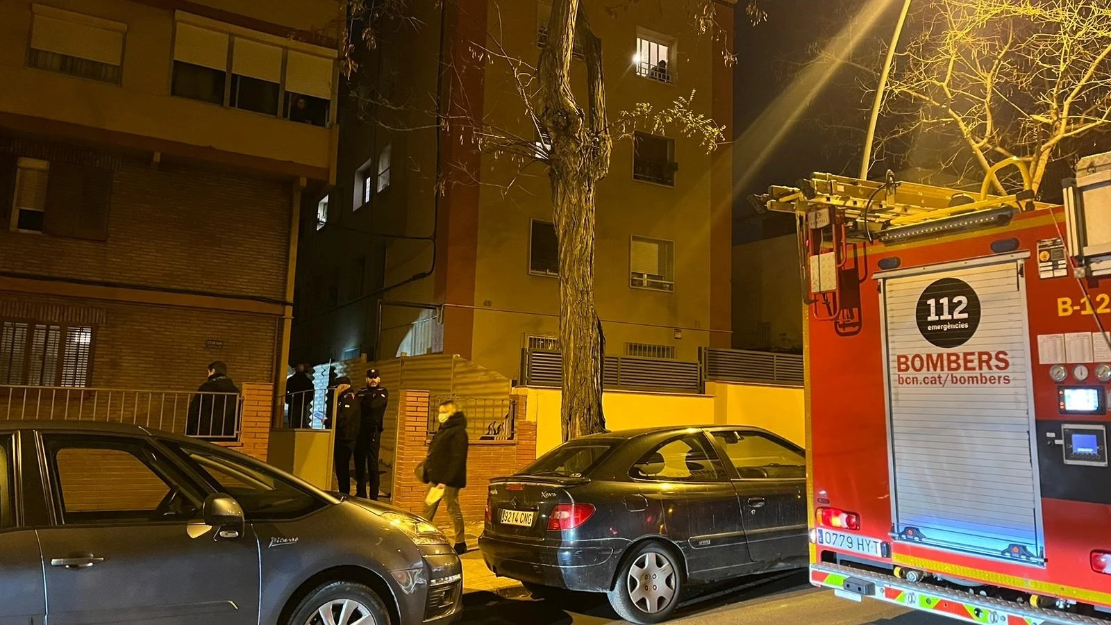 Los Mossos trabajan con los Bombers de Barcelona en este domicilio por una "fuerte concentración de gas".