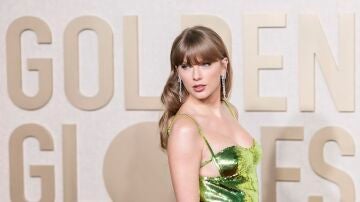 Taylor Swift, nominada por 'The Eras Tour', en la alfombra roja de los Globos de Oro 2024.