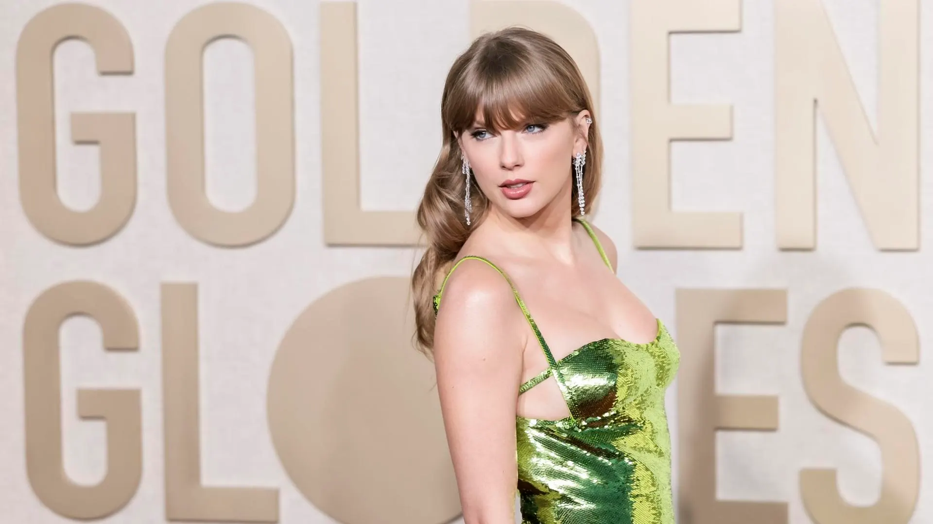 Taylor Swift, nominada por 'The Eras Tour', en la alfombra roja de los Globos de Oro 2024.