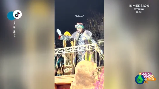 La encarecida petición de un niño al rey Baltasar durante la cabalgata de Madrid La encarecida petición de un niño al rey Baltasar durante la cabalgata de Madrid