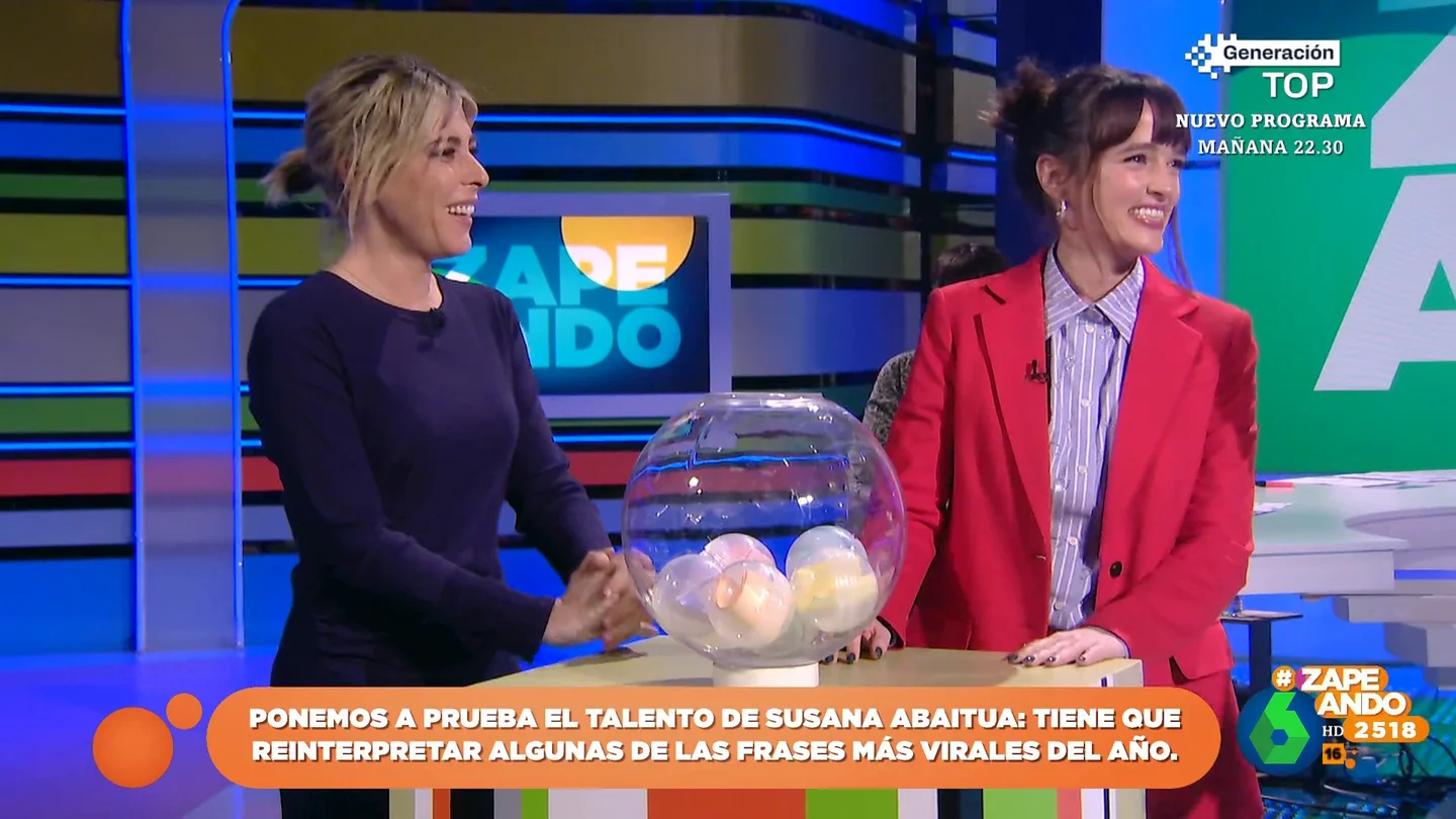 Susana Abaitua y Valeria Ros reinterpretan las frases virales del año ¿Cómo sonaría "¿Cómo están los máquinas?" haciéndose pis? ¿Y "un nanosegundo en el metaverso" con un ataque de risa? Susana Abaitua y Valeria Ros lo muestran durante un divertido 'duelo interpretativo' en este vídeo de Zapeando.