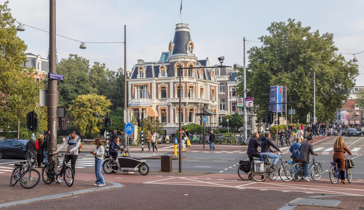 Personas paseando en Ámsterdam, Países Bajos