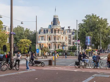 Personas paseando en Ámsterdam, Países Bajos Personas paseando en Ámsterdam, Países Bajos