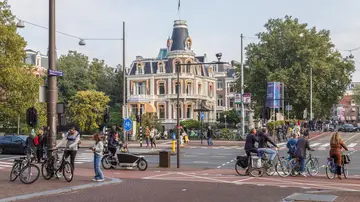 Personas paseando en Ámsterdam, Países Bajos