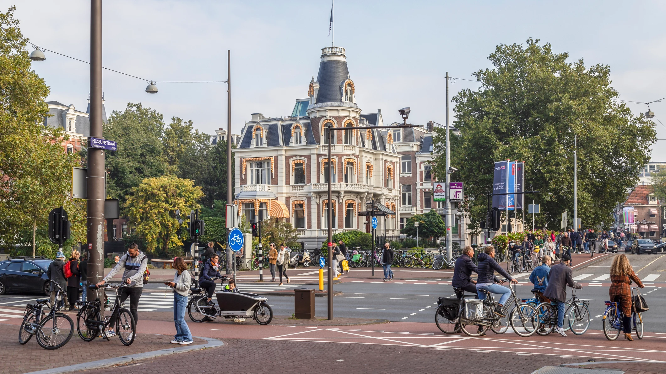 Personas paseando en Ámsterdam, Países Bajos Personas paseando en Ámsterdam, Países Bajos