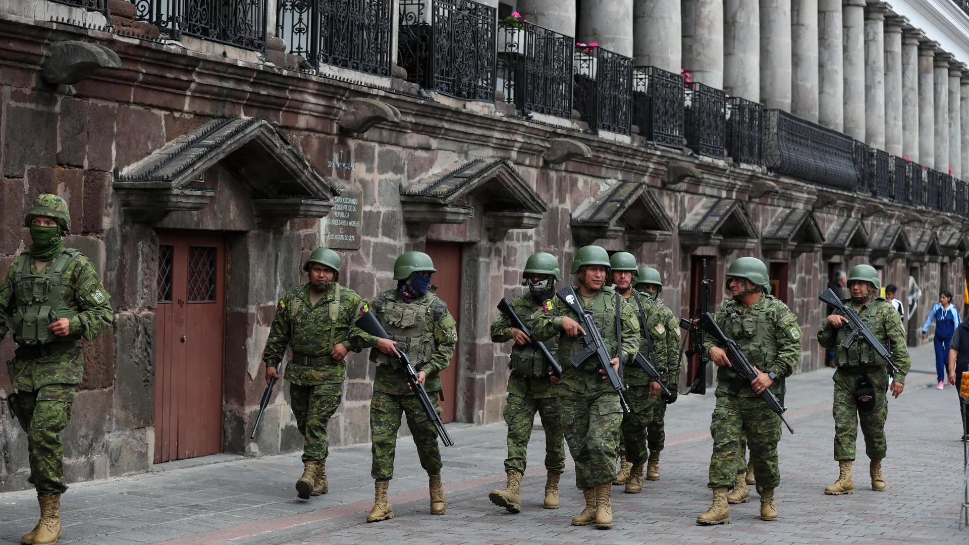 Qué está pasando en Ecuador: asalto a una TV, fuga de reos y secuestro de policías tras el Estado de excepción 