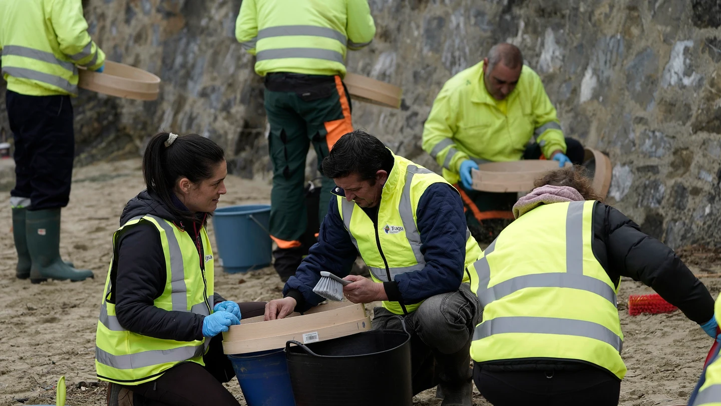 Operarios retiran los pellets o bolitas para fabricar plástico que aparecen en las playas de Asturias Operarios retiran los pellets o bolitas para fabricar plástico que aparecen en las playas de Asturias