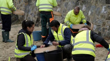 Operarios retiran los pellets o bolitas para fabricar plástico que aparecen en las playas de Asturias