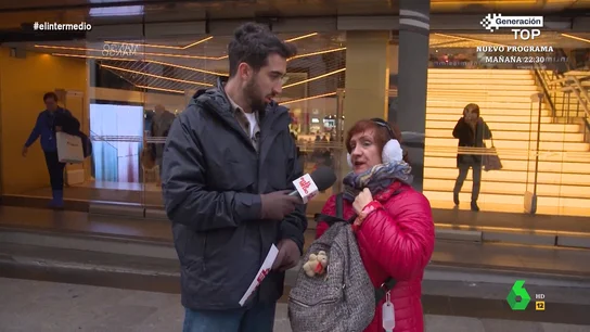 Una mujer confiesa a Isma Juárez que acaba de devolver el regalo de su hija "A los regalos no se le pueden poner pegas, ni descambiar", es el lema de otra mujer que comparte con Isma Juárez en este vídeo donde el reportero de El Intermedio ha preguntado a los españoles por los regalos que han decidido devolver o cambiar.