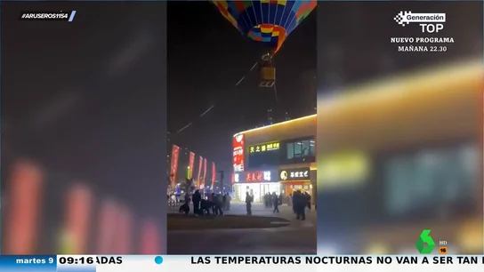Consiguen rescatar a un hombre que se quedó enganchado en la cuerda de un globo aerostático que acababa de despegar Consiguen rescatar a un hombre que se quedó enganchado en la cuerda de un globo aerostático que acababa de despegar