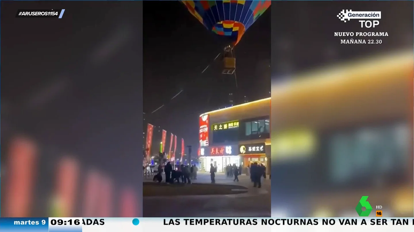 Consiguen rescatar a un hombre que se quedó enganchado en la cuerda de un globo aerostático que acababa de despegar Consiguen rescatar a un hombre que se quedó enganchado en la cuerda de un globo aerostático que acababa de despegar