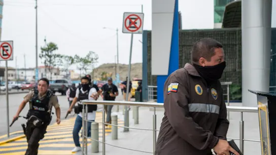 Policías persiguen a un presunto delincuente a pocas cuadras de la sede del canal de televisión TC, donde encapuchados armados ingresaron y sometieron a su personal durante una transmisión en vivo. Policías persiguen a un presunto delincuente a pocas cuadras de la sede del canal de televisión TC, donde encapuchados armados ingresaron y sometieron a su personal durante una transmisión en vivo.