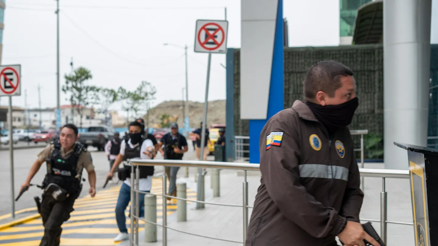 Policías persiguen a un presunto delincuente a pocas cuadras de la sede del canal de televisión TC, donde encapuchados armados ingresaron y sometieron a su personal durante una transmisión en vivo. Policías persiguen a un presunto delincuente a pocas cuadras de la sede del canal de televisión TC, donde encapuchados armados ingresaron y sometieron a su personal durante una transmisión en vivo.