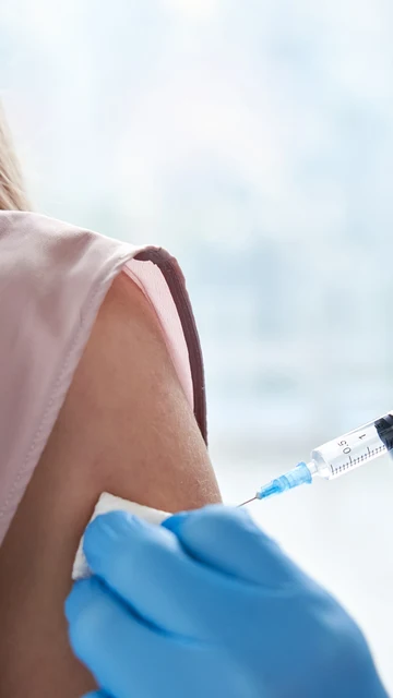 Una mujer se vacuna.