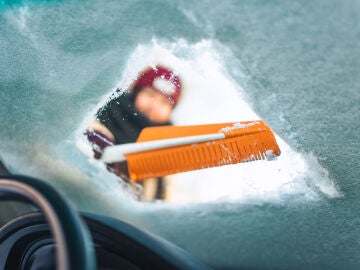 El infalible truco de la Guardia Civil para quitar el hielo del cristal del coche