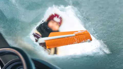 El infalible truco de la Guardia Civil para quitar el hielo del cristal del coche Cristal congelado