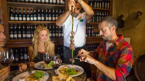 Brocheta de carne al vino con ajo en palo de laurel Brocheta de carne al vino con ajo en palo de laurel
