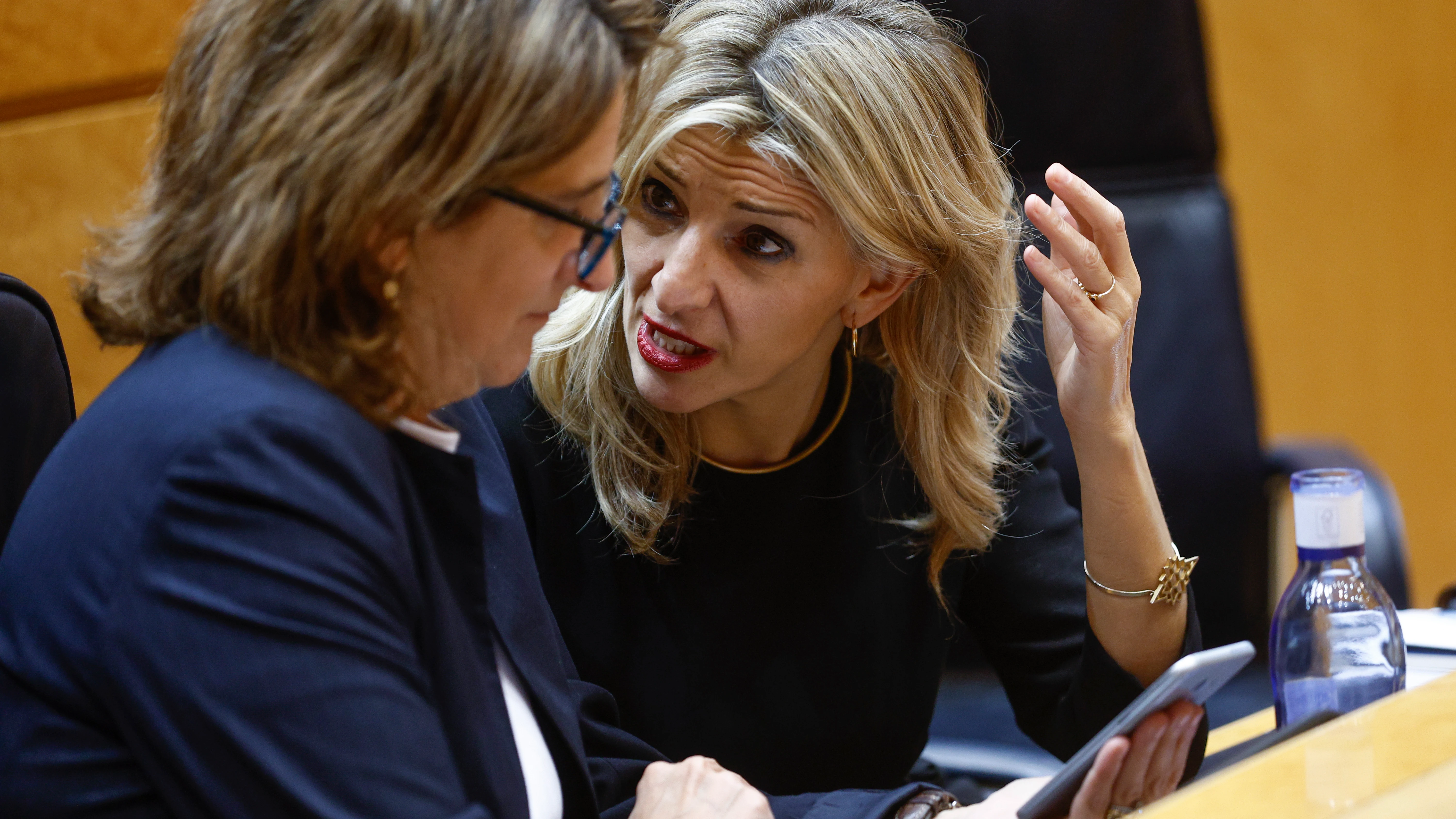 Yolanda Díaz dialoga con Teresa Ribera en el Senado