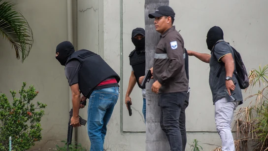 Policías realizan un operativo en la sede del canal de televisión TC Policías realizan un operativo en la sede del canal de televisión TC