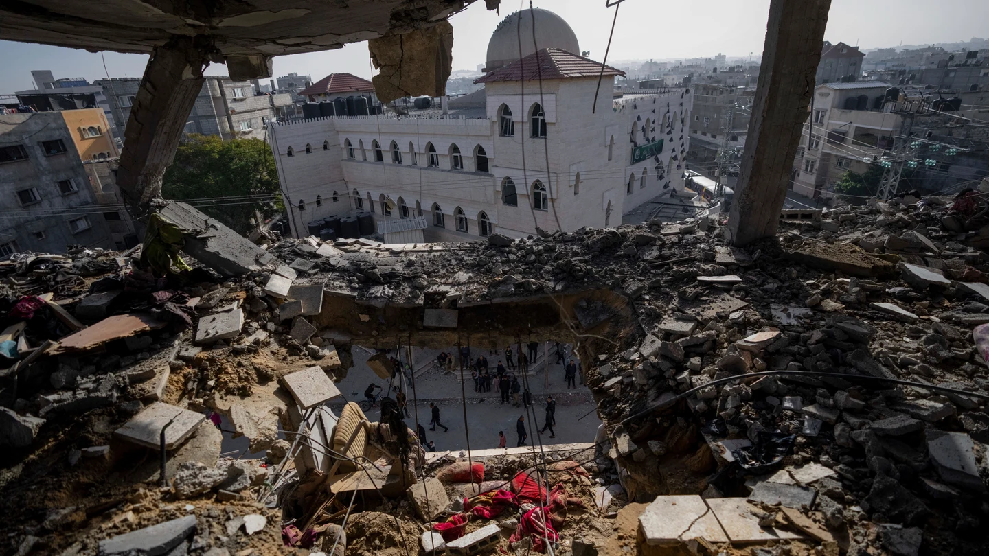 Edificio residencial dañado después de un ataque israelí en Rafah, sur de la Franja de Gaza. Edificio residencial dañado después de un ataque israelí en Rafah, sur de la Franja de Gaza.