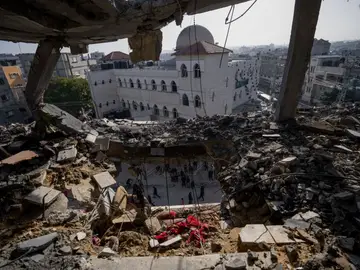Edificio residencial dañado después de un ataque israelí en Rafah, sur de la Franja de Gaza.