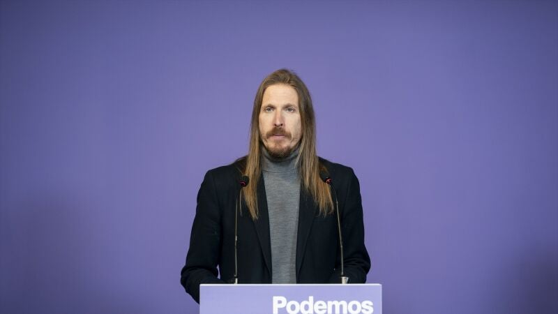 El portavoz de Podemos Pablo Fernández durante una rueda de prensa, en la sede de Podemos, a 8 de enero de 2024