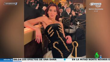 Lo que no se vio del vestido de Dua Lipa en los Globos de Oro: el momento viral de la cantante sentándose
