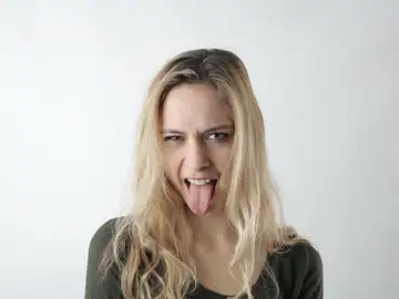 Chica sacando la lengua Chica sacando la lengua