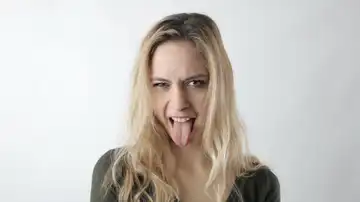 Chica sacando la lengua