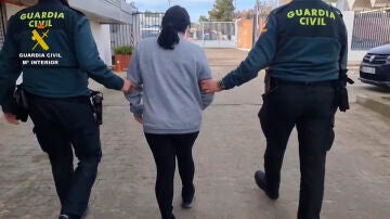 Captura de vídeo de la detención por parte de la Guardia Civil a la a la madre biológica de la bebé recién nacida que fue hallada en un contenedor en Los Palacios y Villafranca (Sevilla).