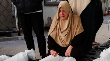 Una mujer palestina llora ante los cuerpos sin vida causados por los ataques israelíes, en Rafah.