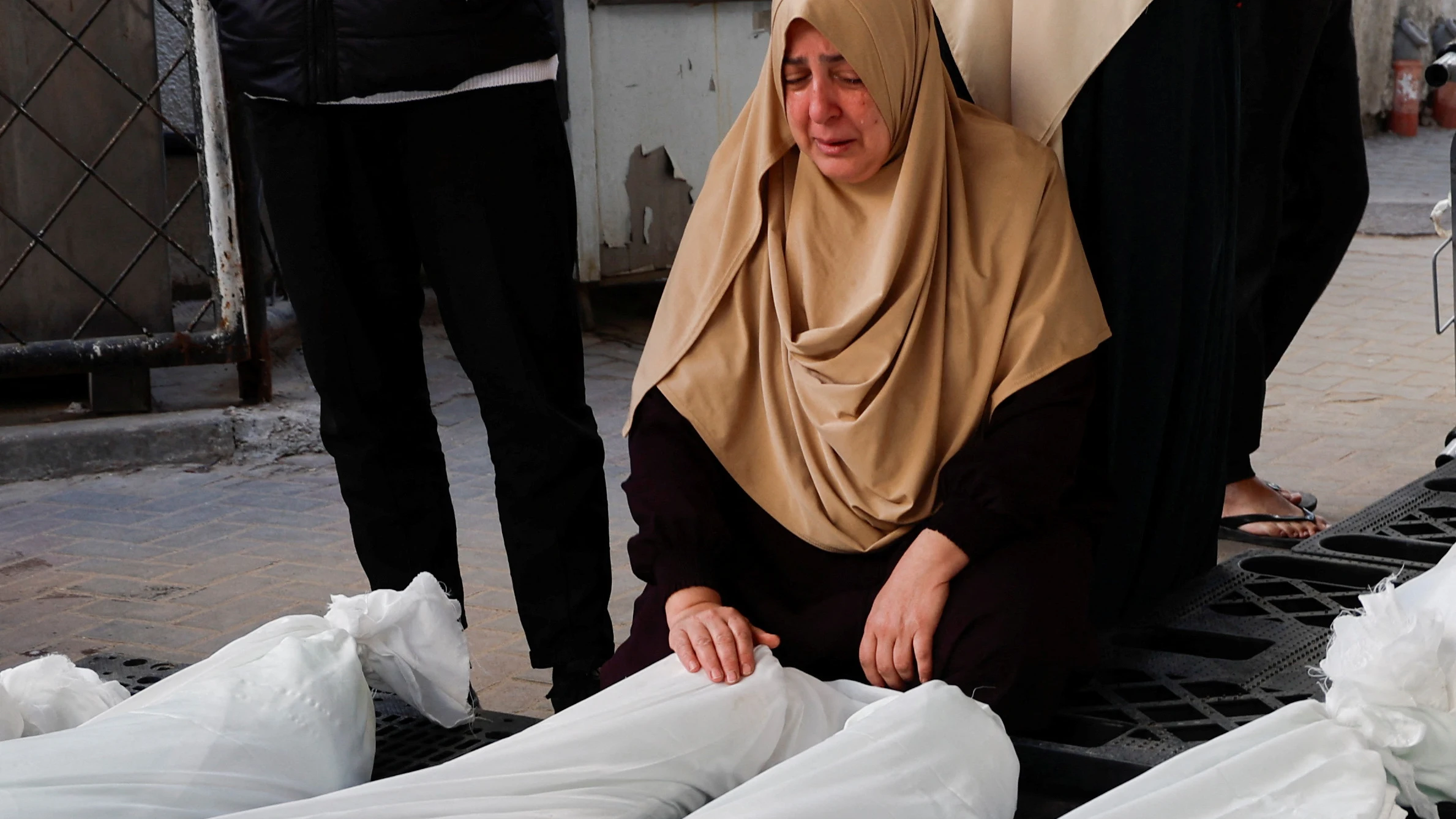 Una mujer palestina llora ante los cuerpos sin vida causados por los ataques israelíes, en Rafah.