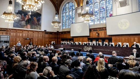 El presidente Donoghue y otros jueces de la Corte Internacional de Justicia (CIJ) antes de la audiencia del caso de genocidio contra Israel, interpuesto por Sudáfrica, en La Haya. El presidente Donoghue y otros jueces de la Corte Internacional de Justicia (CIJ) antes de la audiencia del caso de genocidio contra Israel, interpuesto por Sudáfrica, en La Haya, Países Bajos,