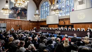 El presidente Donoghue y otros jueces de la Corte Internacional de Justicia (CIJ) antes de la audiencia del caso de genocidio contra Israel, interpuesto por Sudáfrica, en La Haya.