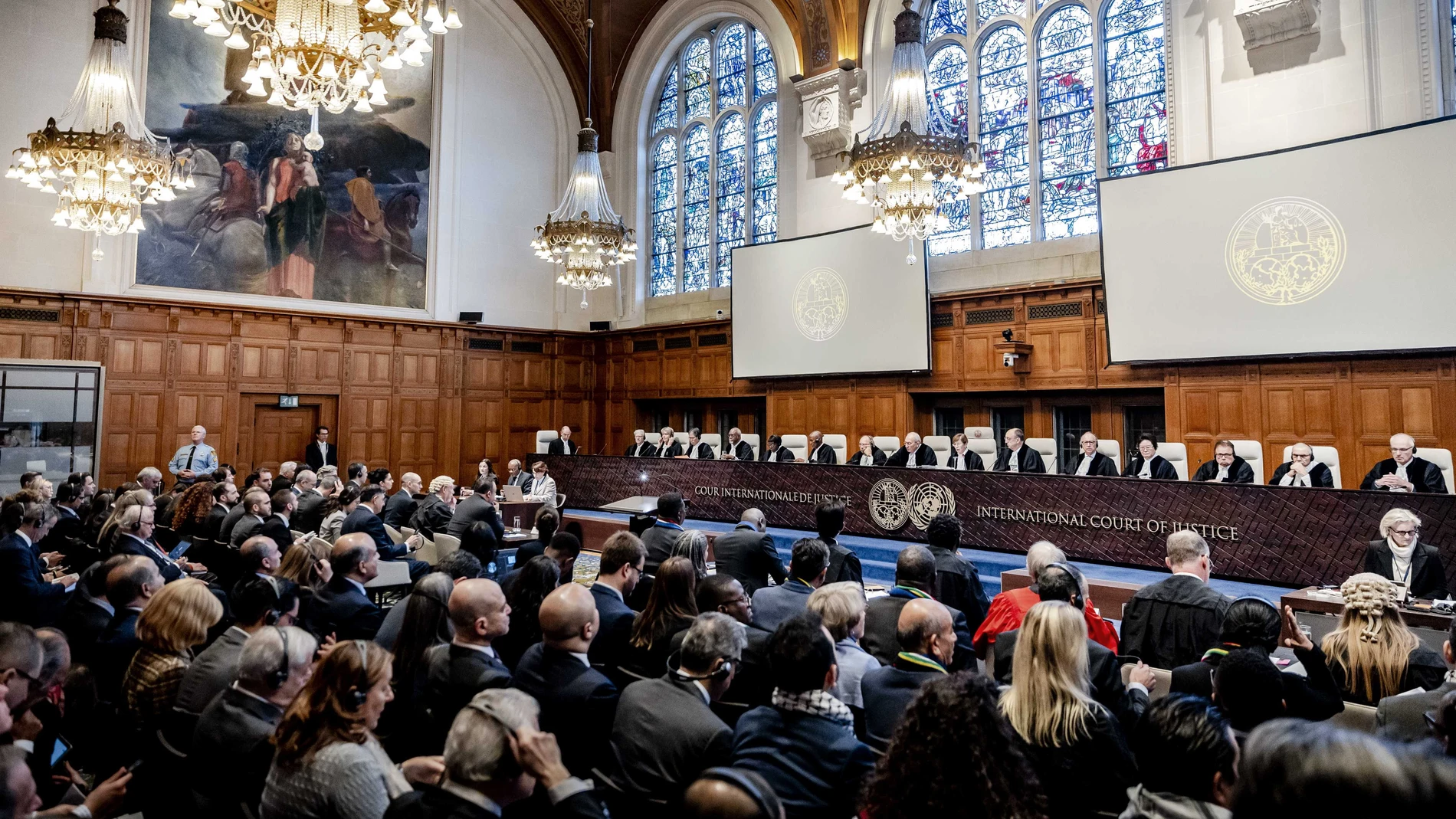 El presidente Donoghue y otros jueces de la Corte Internacional de Justicia (CIJ) antes de la audiencia del caso de genocidio contra Israel, interpuesto por Sudáfrica, en La Haya.