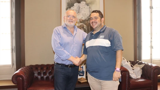 El alcalde de Bogarra, Andrés Carreño (d) junto con el delegado de la Junta en la provincia de Albacete, Pedro Antonio Ruiz Santos (i). El alcalde de Bogarra, Andrés Carreño (d) junto con el delegado de la Junta en la provincia de Albacete, Pedro Antonio Ruiz Santos (i).