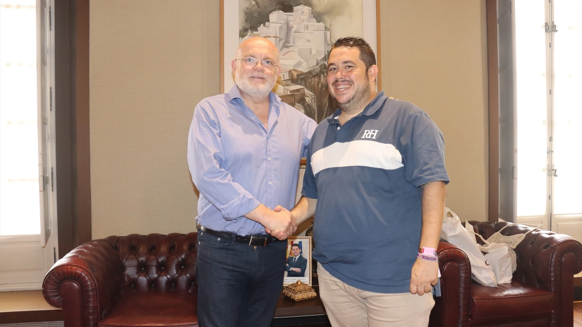 El alcalde de Bogarra, Andrés Carreño (d) junto con el delegado de la Junta en la provincia de Albacete, Pedro Antonio Ruiz Santos (i).