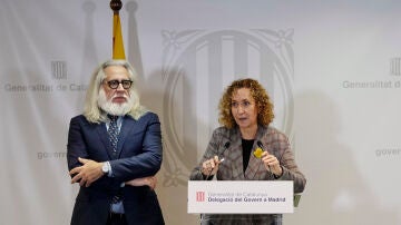 La consejera catalana de Territorio, Ester Capella, junto al secretario general del Departamento de Territorio, Joan Jaume, en rueda de prensa