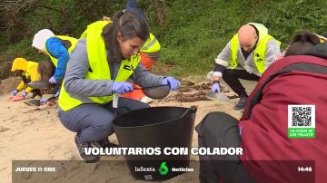 Vertido de pellets | La admirable implicación de los voluntarios ante el reto de colar la arena de las playas