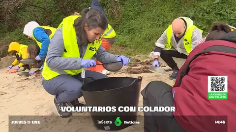 Vertido de pellets | La admirable implicación de los voluntarios ante el reto de colar la arena de las playas