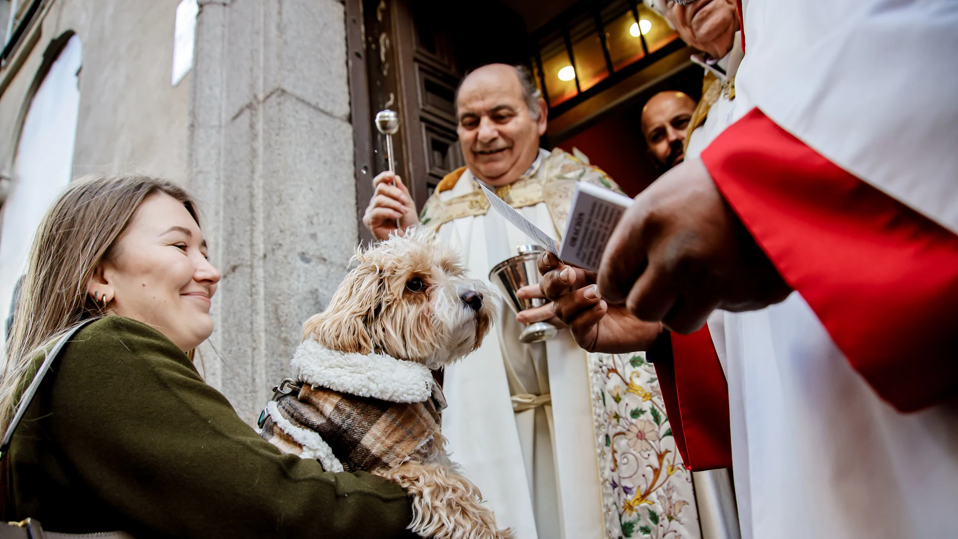 Un sacerdote bendice a un perro en la iglesia de San Antón de Madrid, a 17 de enero de 2023, en Madrid (España).