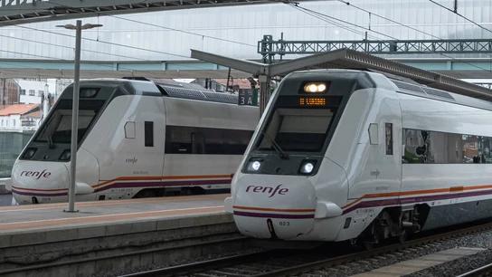 UTrenes de cercanías parados en las vías de la estación de trenes. UTrenes de cercanías parados en las vías de la estación de trenes.
