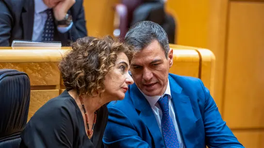 El presidente del Gobierno, Pedro Sánchez, y la vicepresidenta primera y ministra de Hacienda, María Jesús Montero. El presidente del Gobierno, Pedro Sánchez, y la vicepresidenta primera y ministra de Hacienda, María Jesús Montero.