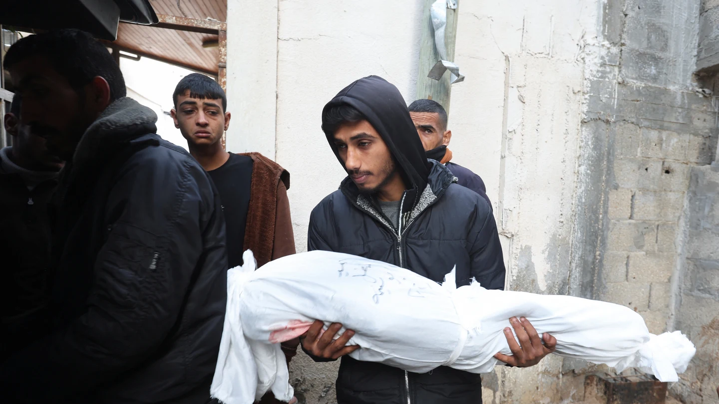 Un hombre lleva el cuerpo de una víctima palestina muerta en un ataque israelí en el hospital Abu Yousef al-Najjar, en Rafah, en el sur de la Franja de Gaza, este 12 de enero. Un hombre lleva el cuerpo de una víctima palestina muerta en un ataque israelí en el hospital Abu Yousef al-Najjar, en Rafah, en el sur de la Franja de Gaza, este 12 de enero.