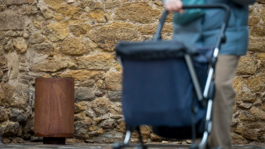 La papelera de la calle Germans Sitjar de la población de La Bisbal d, Empordà donde fue encontrado el cuerpo del bebé  La papelera de la calle Germans Sitjar de la población de La Bisbal d, Empordà donde fue encontrado el cuerpo del bebé