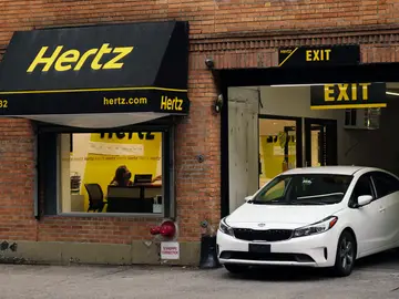Hertz venderá 20.000 coches eléctricos en EE.UU. para comprarlos de gasolina Hertz venderá 20.000 coches eléctricos en EE.UU. para comprarlos de gasolina